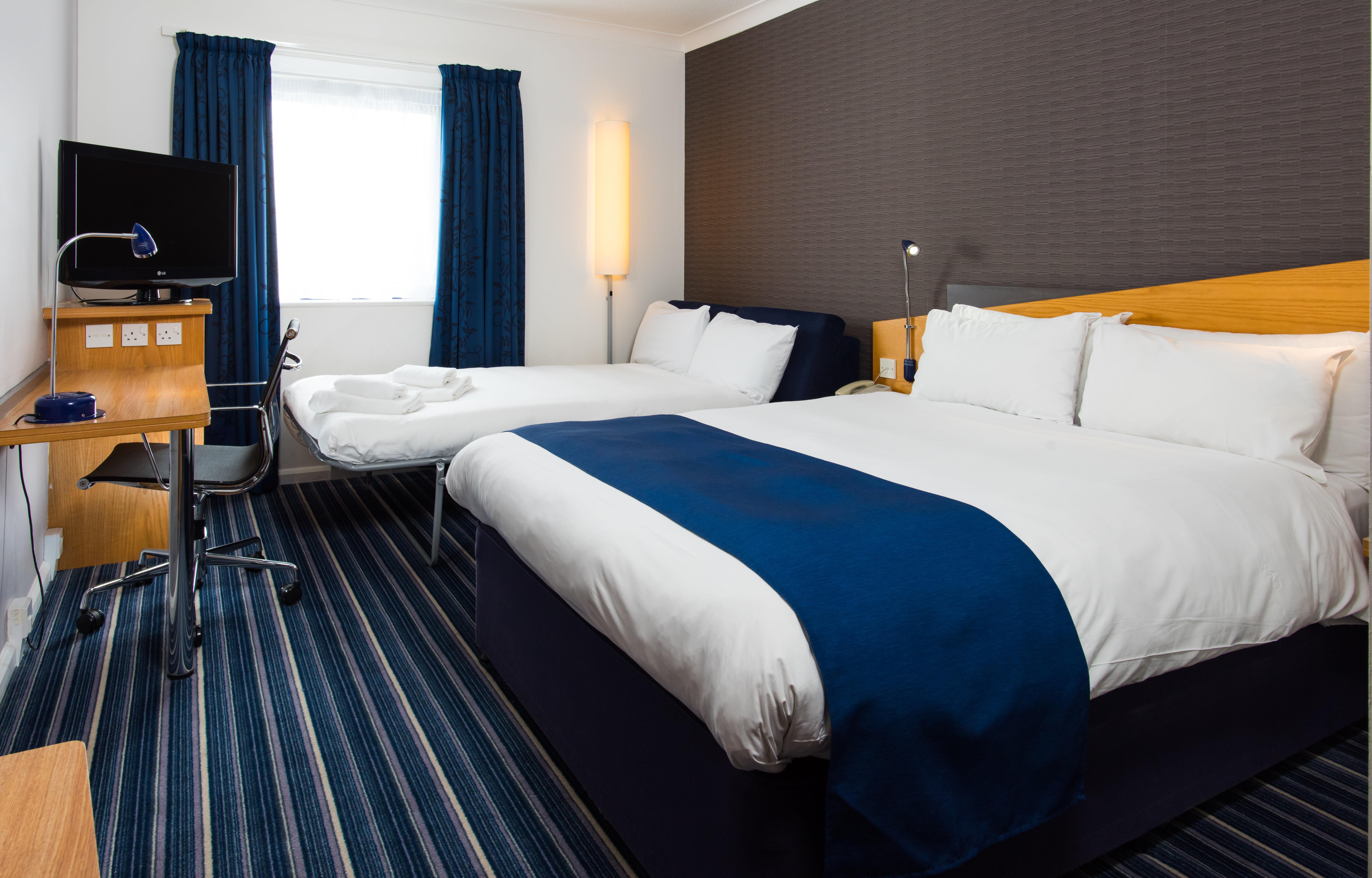 3⋆ HOLIDAY INN EXPRESS LONDON - WANDSWORTH ≡ London, United Kingdom ≡  Lowest Booking Rates For Holiday Inn Express London - Wandsworth in London